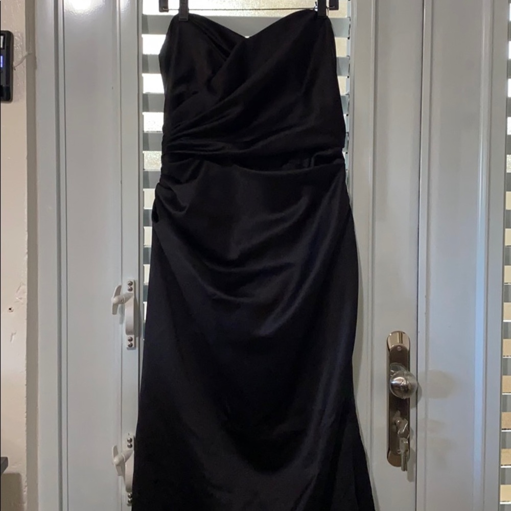 SALE 🔥Stunning black backless dress